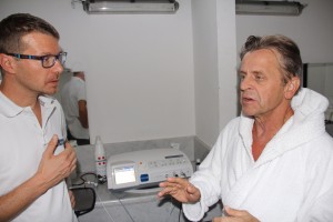 Dr. Carioni (rsponsabile del Centro di Fisioterapia) con M. Baryshnikov.